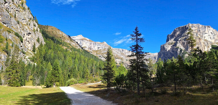 The winding Vallunga hiking trail among the rocks in the Puez Geisler nature park in Selva. Panorama.