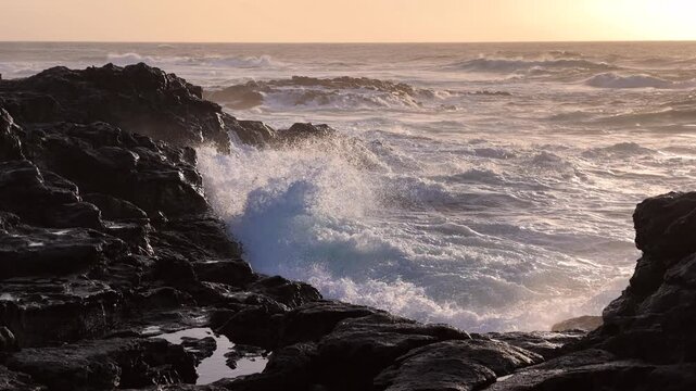 Brandungswellen in Zeitlupe an der Westk&uuml;ste der Insel Fuerteventura, Vulkank&uuml;ste, Atlantik, Meer, Reise, Naturerlebnis