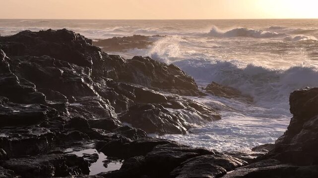 Brandungswellen in Zeitlupe an der Westk&uuml;ste der Insel Fuerteventura, Vulkank&uuml;ste, Atlantik, Meer, Reise, Naturerlebnis