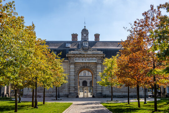 Paris, France - 14 octobre 2026: Entr&eacute;e historique de l'h&ocirc;pital de la Salp&ecirc;tri&egrave;re,  h&ocirc;pital de l'Assistance publique - H&ocirc;pitaux de Paris (AP-HP) situ&eacute; dans le 13&egrave;me arrondissement de Paris