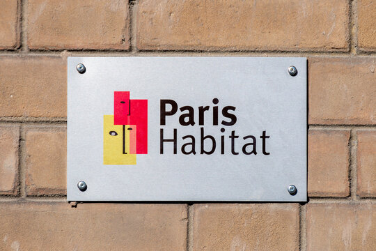 Paris, France - 14 octobre 2026: Enseigne &agrave; l'entr&eacute;e d'un immeuble HLM appartenant &agrave; Paris Habitat. Paris Habitat est l'office public de l'habitat (OPH) de la ville de Paris