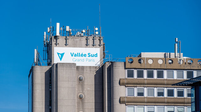 Fontenay-aux-Roses, France - 14 octobre 2026: Vue ext&eacute;rieure du si&egrave;ge administratif de Vall&eacute;e Sud - Grand Paris, &eacute;tablissement public regroupant 11 communes du sud de la m&eacute;tropole du grand Paris