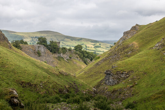 cave-dale-peveril-castle-castleton-landscape
