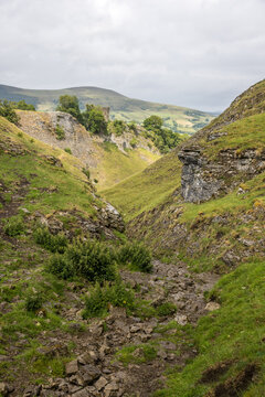cave-dale-rocky-path-peveril-castle-view