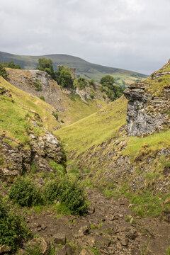 cave-dale-limestone-cliffs-peveril-castle
