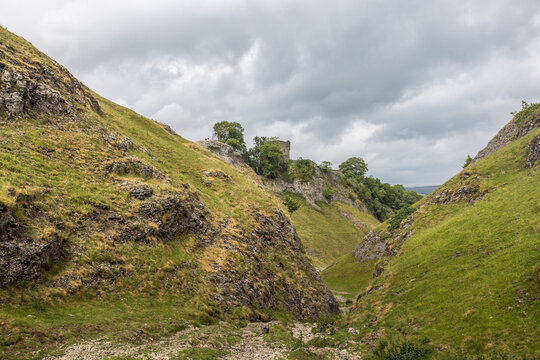 cave-dale-valley-peveril-castle-grey-clouds