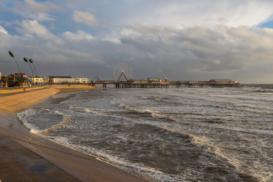 blackpool-central-pier-and-rough-sea