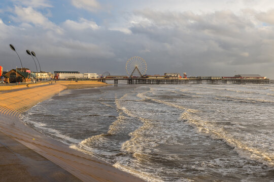 blackpool-central-pier-waves-and-sea-defences