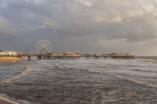 blackpool-central-pier-ferris-wheel-and-waves