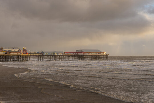 blackpool-central-pier-end-and-breaking-waves