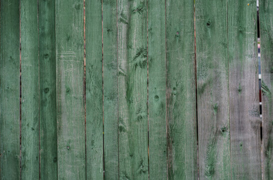 Textura de madera verde envejecida con tablas verticales desgastadas, pintura antigua y superficie r&uacute;stica para fondo
