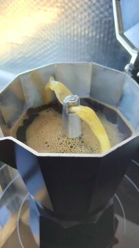 Cafetera italiana con ebullici&oacute;n descontrolada