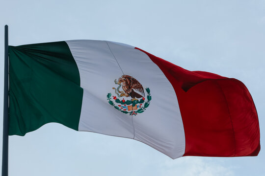 Bandera de M&eacute;xico ondeando en el asta 
