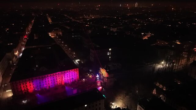 Spectacular New Year 2026 laser show at Siegestor, Munich. Vibrant light beams illuminate Ludwigstrasse and Geschwister-Scholl-Platz during Silvester celebrations in Bavaria, Germany.
