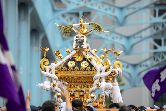 富岡八幡宮例大祭永代橋をゆく神輿