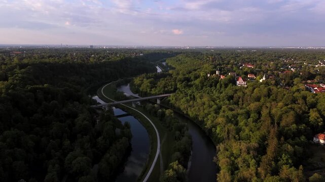 Die Burg Gruenwald thront auf einem Huegel uber der Isar und dem Kanal suedlich von Muenchen. Zu sehen ist die historische Bogenbruecke Gruenwalder Isarbruecke im sommerlichen Bayern, Deutschland. 