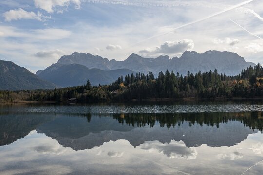 Barmsee, Karwendel Mountains reflected in the lake, Kr&uuml;n, near Mittenwald, Upper Bavaria, Bavaria, Germany