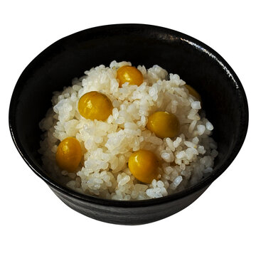 銀杏ご飯 1杯の切り抜き。大粒のぎんなんをのせて香ばしく炊き上げた秋の味覚の炊き込みご飯フード素材 俯瞰