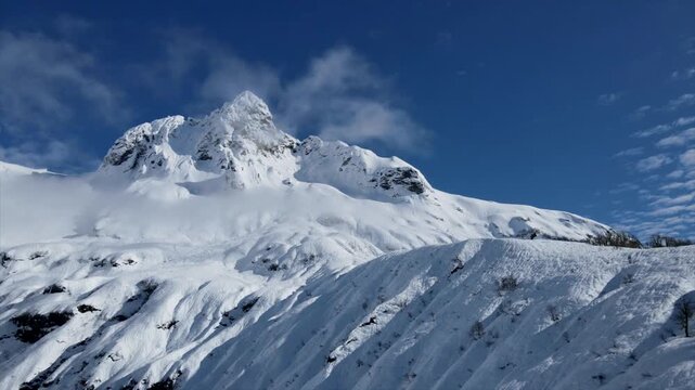 Cerro Quinquilil o Colmillo del Diablo, majestuosa monta&ntilde;a nevada bajo un cielo azul profundo en los Andes.