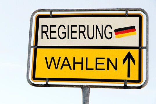 Gelb-wei&szlig;es Schild mit Wahlen und k&uuml;nftiger Regierung und der Flagge von Deutschland