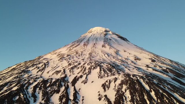 Lan&iacute;n nevado, paisaje invernal en la frontera de Chile y Argentina, Patagonia, naturaleza y turismo.