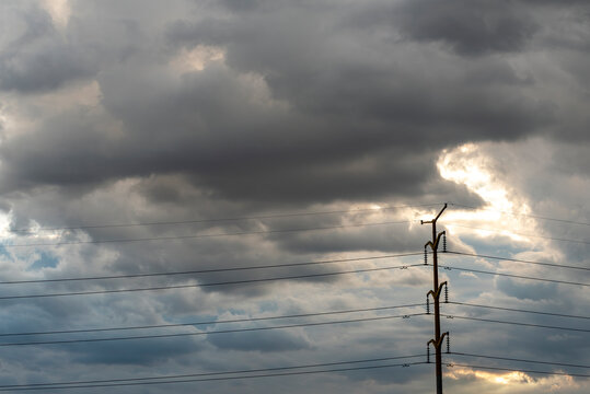 cielo tormentoso, nubes oscuras, cielo dram&aacute;tico, nubes de tormenta, rayos de sol, luz entre las nubes, atardecer, cielo nublado, paisaje atmosf&eacute;rico, naturaleza, clima, tormenta, formaci&oacute;n de nubes, 