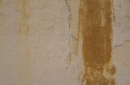 Fondo de textura de pared de cemento agrietada con humedad y manchas de &oacute;xido marr&oacute;n
