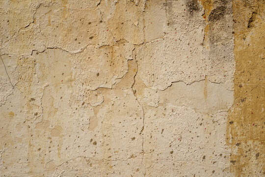 Fondo de textura de pared de cemento agrietada con moho, moho negro y estuco desgastado