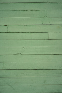 Textura de pared de madera verde con tablas horizontales, fondo de listones r&uacute;sticos y pintura desgastada