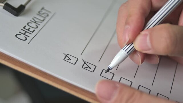 클립보드에 있는 체크리스트 항목에 펜으로 체크 표시를 하고 있는 사람의 클로즈업, 비즈니스 계획 개념.