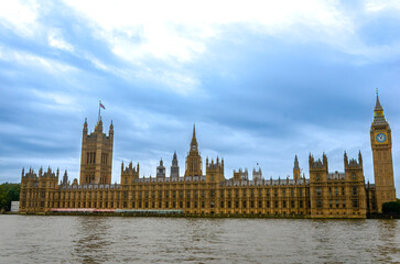 Big Ben and the British Parliament in London, featuring imposing Neo-Gothic architecture along the banks of the River Thames, one of the United Kingdom’s most famous and iconic historical settings. © LGAndrade