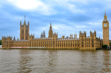 Big Ben and the British Parliament in London, featuring imposing Neo-Gothic architecture along the banks of the River Thames, one of the United Kingdom’s most famous and iconic historical settings. © LGAndrade