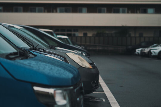 駐車場に並ぶ自動車