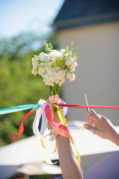 Ronde des rubans, rituel de mariage alternatif au lancer de bouquet pour les femmes c&eacute;libataires ou non mari&eacute;es