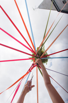 Ronde des rubans, rituel de mariage alternatif au lancer de bouquet pour les femmes c&eacute;libataires ou non mari&eacute;es