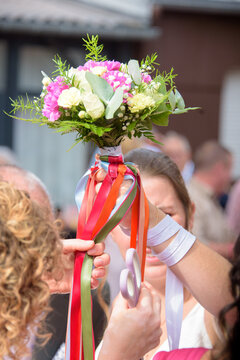 Ronde des rubans, rituel de mariage alternatif au lancer de bouquet pour les femmes c&eacute;libataires ou non mari&eacute;es