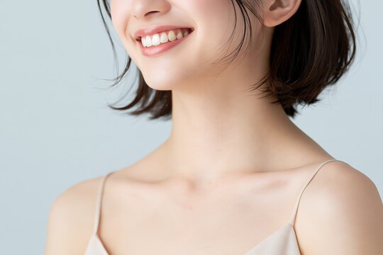 笑顔で輝く健康な歯と瑞々しい肌の女性の美しいポートレート