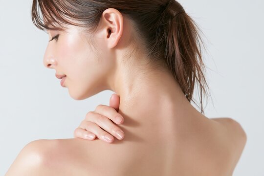 肩を優しく触る女性の横顔美しく輝く素肌