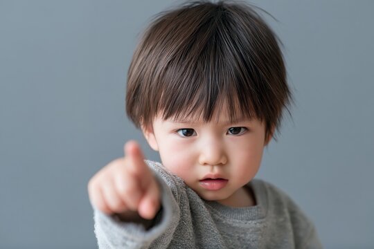 こちらを指差し真剣な表情の可愛い幼児