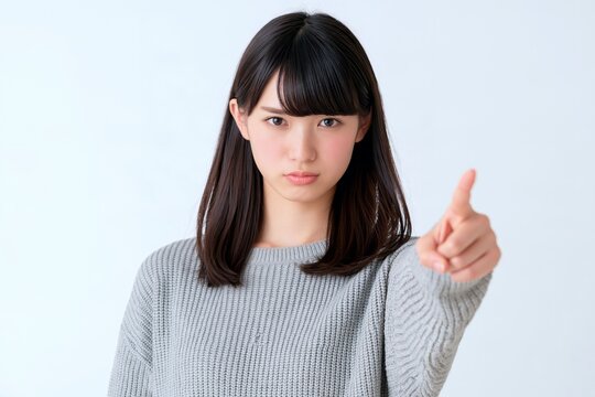 真剣な表情で目線あなたを指差す女性