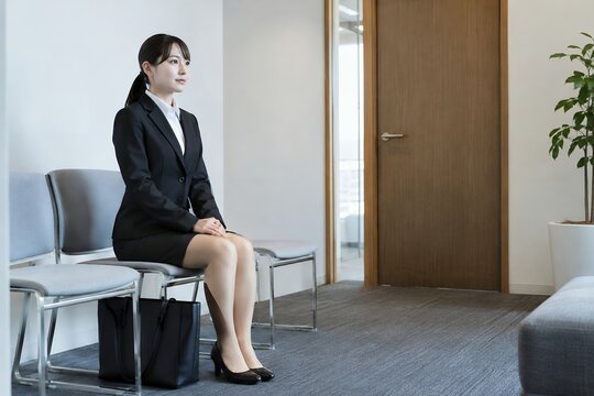 面接や試験を控え緊張した様子の若い女性ビジネスパーソン
