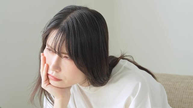 体調不良を訴える女性

