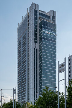 Torino, Piemonte, Italia - 16 Luglio 2022. Veduta del  grattacielo Intesa Sanpaolo, una delle costruzioni pi&ugrave; alte della citt&agrave;. Panorama urbano.