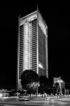 Torino, Piemonte, Italia - 16 Luglio 2022. Veduta del  grattacielo Intesa Sanpaolo, esterno notte. Panorama urbano.