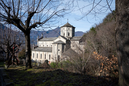 Italia; Vogogna; Europa. Panorama dell'abbazia medievale. Chiesa e fortificazione a difesa della valle tra cielo e montagne, Costruzione storica, antica, della cultura Italiana.