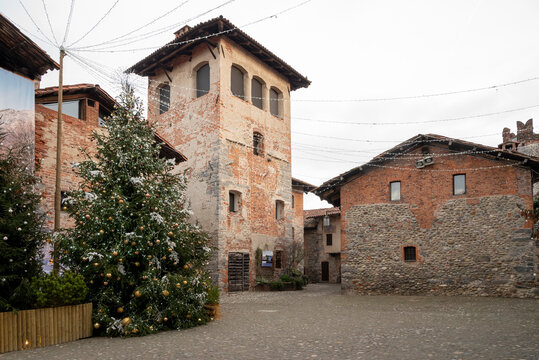 Italia, Ricetto di Candelo. Panorama di borgo medievale con abete e albero di Natale addobbato. Storia e cultura di Italia e d'Europa.