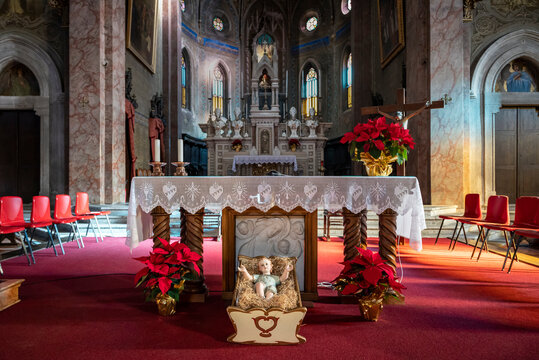 Natale. Italia; Vogogna; Europa. Interno di chiesa cristiana. Altare con davanti la nascita di Cristo. Ges&ugrave; bambino nella culla, mangiatoia.