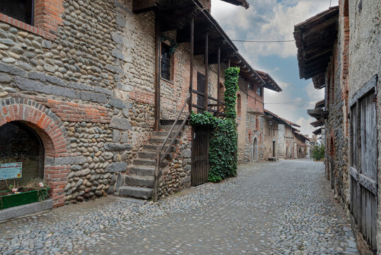 Italia, Ricetto di Candelo. Panorama di borgo medievale. Storia e cultura di Italia e d'Europa.