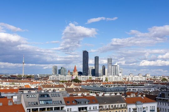 Panorama von Wien: Links der Donauturm, in der Mitte die Kirche St. Franz von Assisi und moderne Hochh&auml;user mit dem DC Tower 1