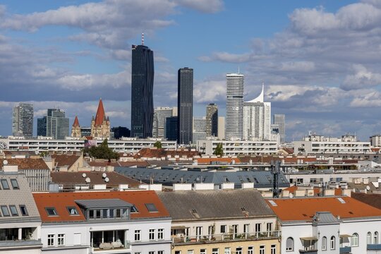 Panorama von Wien mit der Kirche St. Franz von Assisi und modernen Hochh&auml;user mit dem DC Tower 1